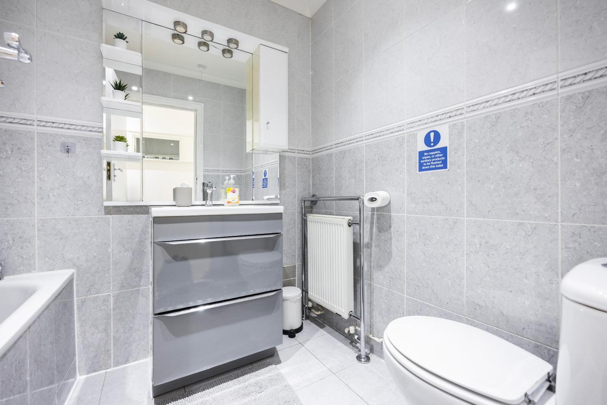 Apartment 2 Bedroom Charming Family London