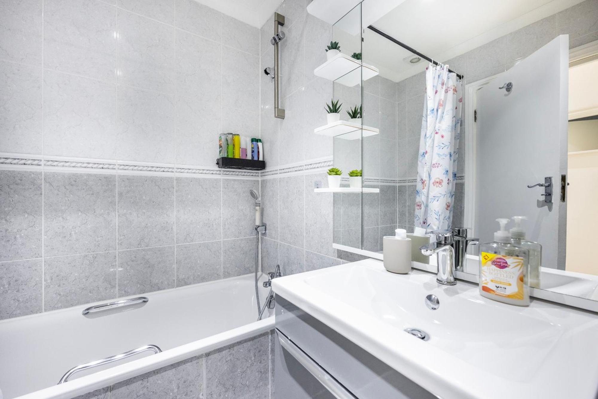 2 Bedroom Charming Family * London