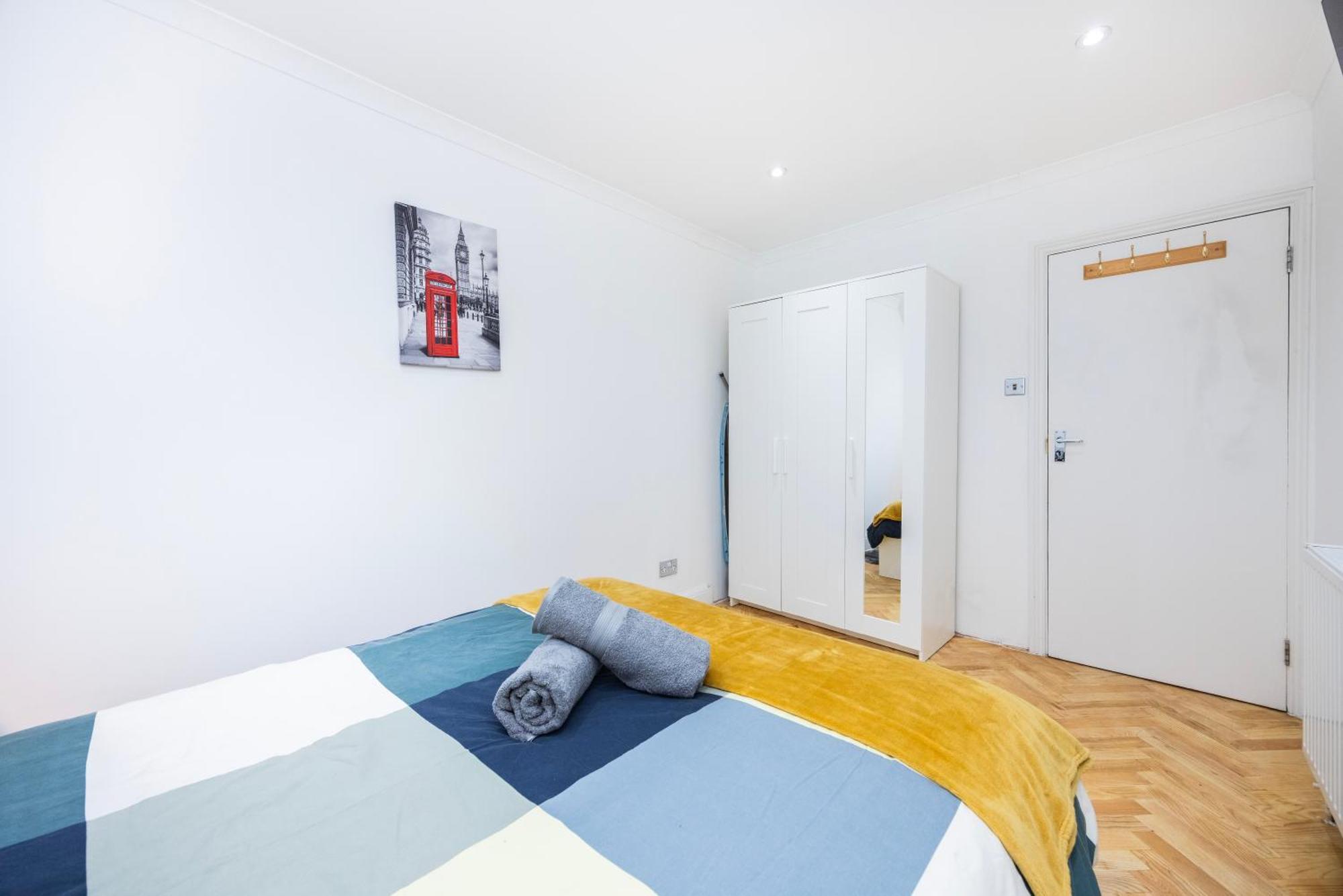 2 Bedroom Charming Family Apartment London
